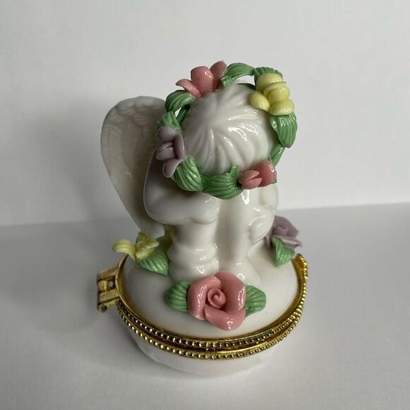 Lovely White Ceramic Cherub Angel Hinged Trinket Box w/ Pink Roses Flower Crown - Picture 9 of 13
